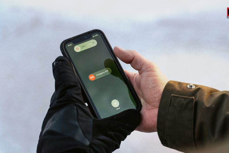 why does my phone say SOS